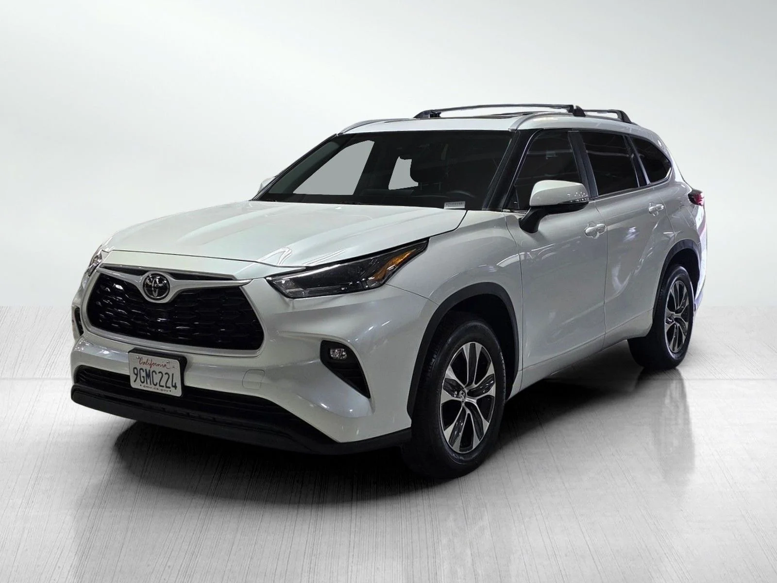 Used 2023 Wind Chill Pearl Toyota XLE image 3