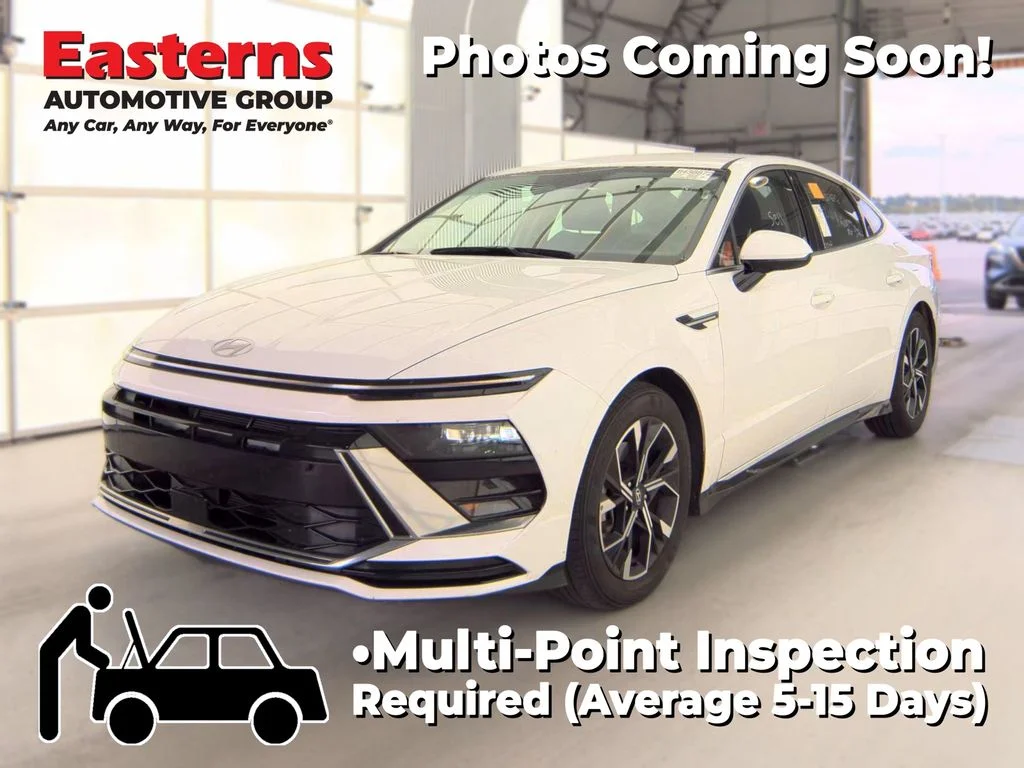 Used 2025 White Hyundai SEL image 1