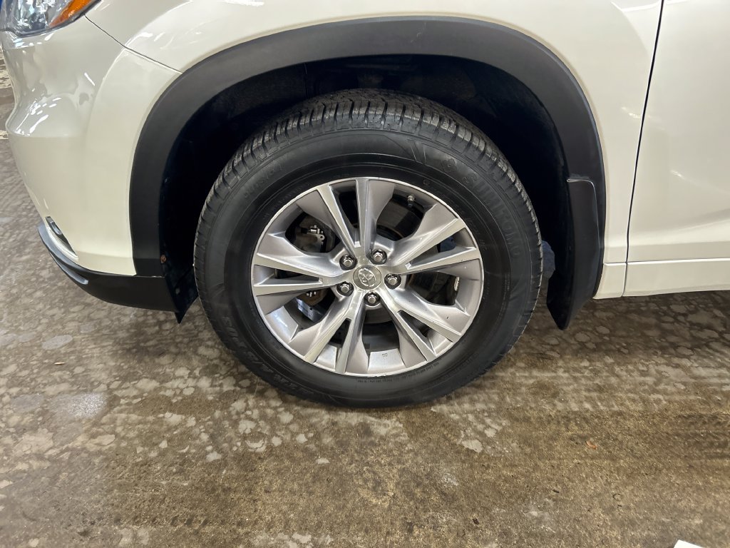Used 2015 White Toyota XLE V6 image 11