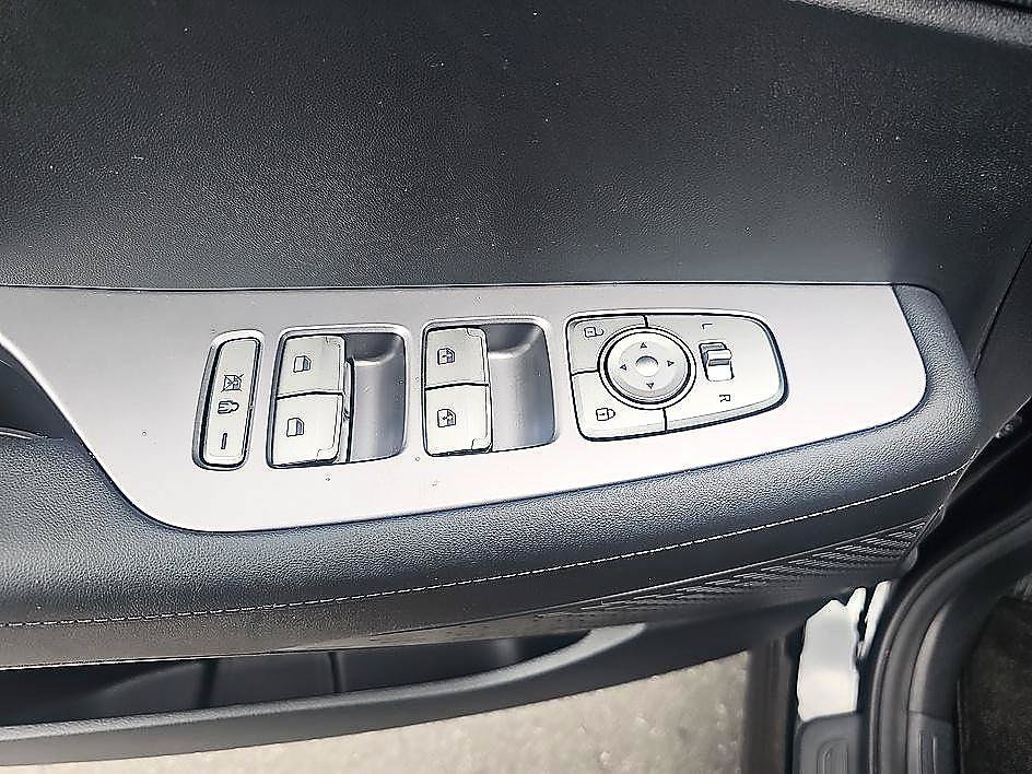 Used 2024 Abyss Black Pearl Hyundai SEL 7P image 11