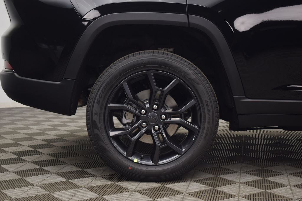 New 2025 Diamond Black Crystal Pearl-Coat Exterior Paint Jeep Limited image 8