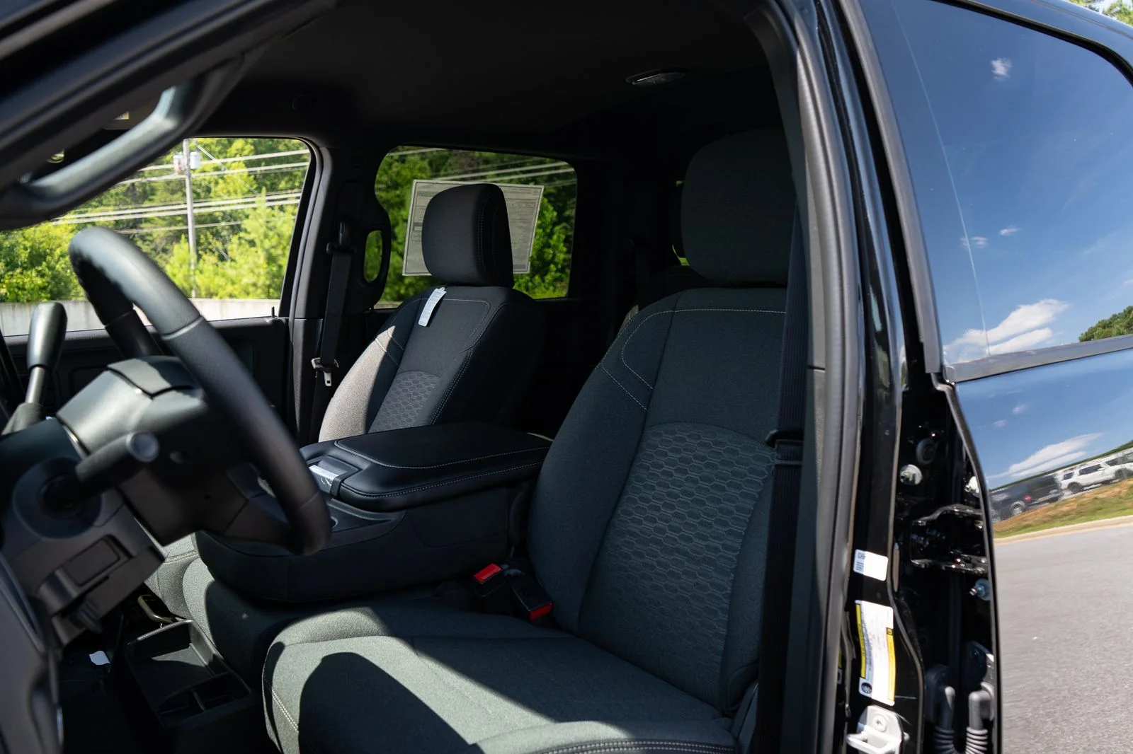 New 2026 Diamond Black Crystal Pearl-Coat Exterior Paint RAM Tradesman image 15