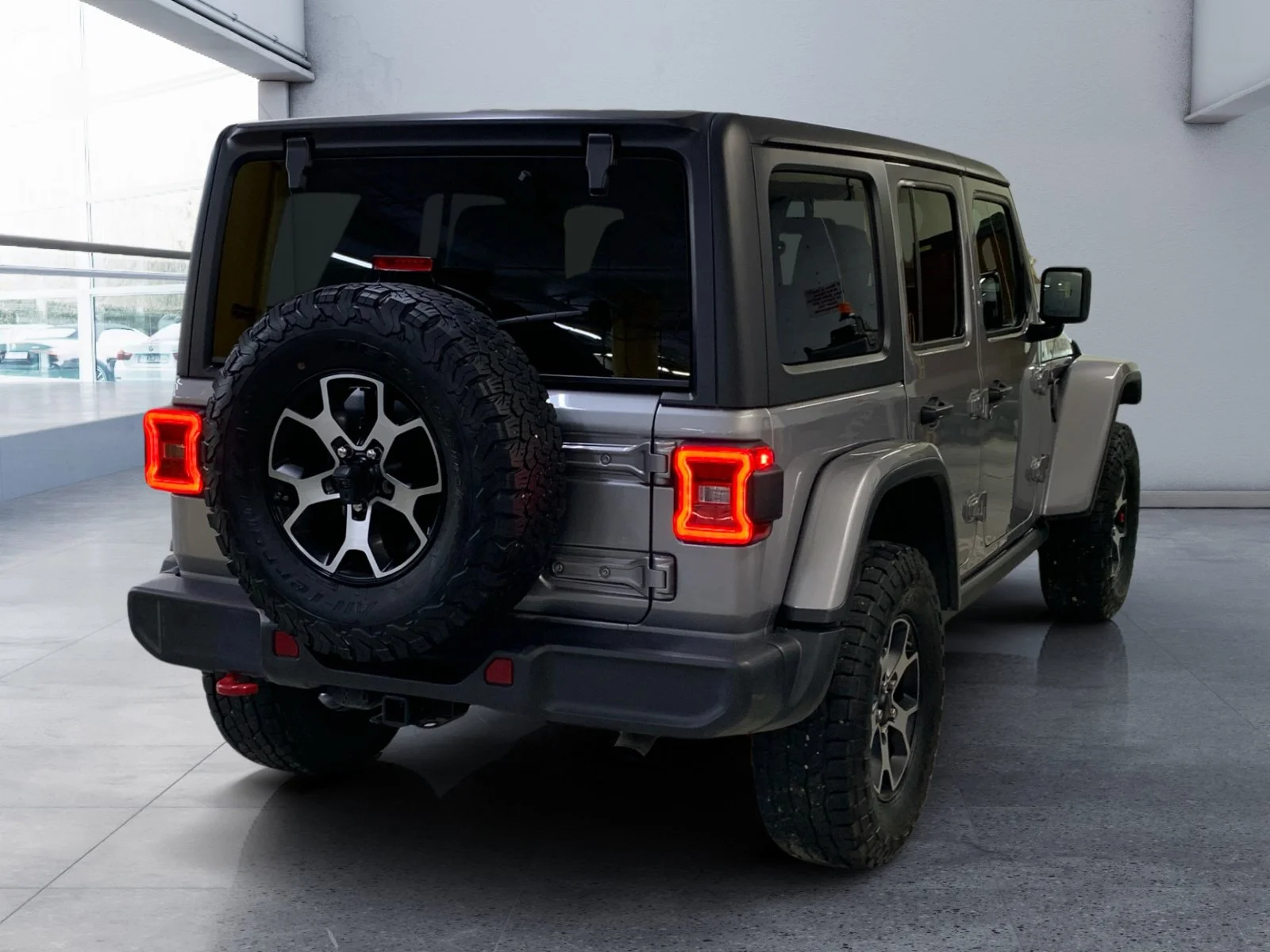 Used 2021 Billet Silver Metallic Clear Coat Jeep Unlimited Rubicon image 5