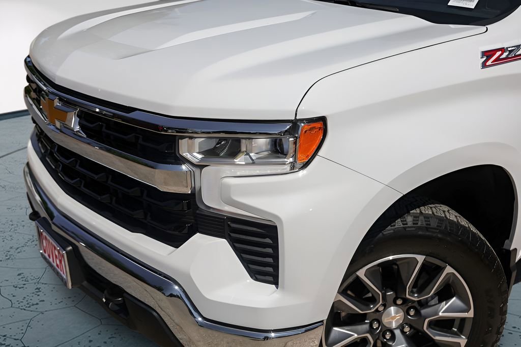 Used 2025 Summit White Chevrolet LT image 3