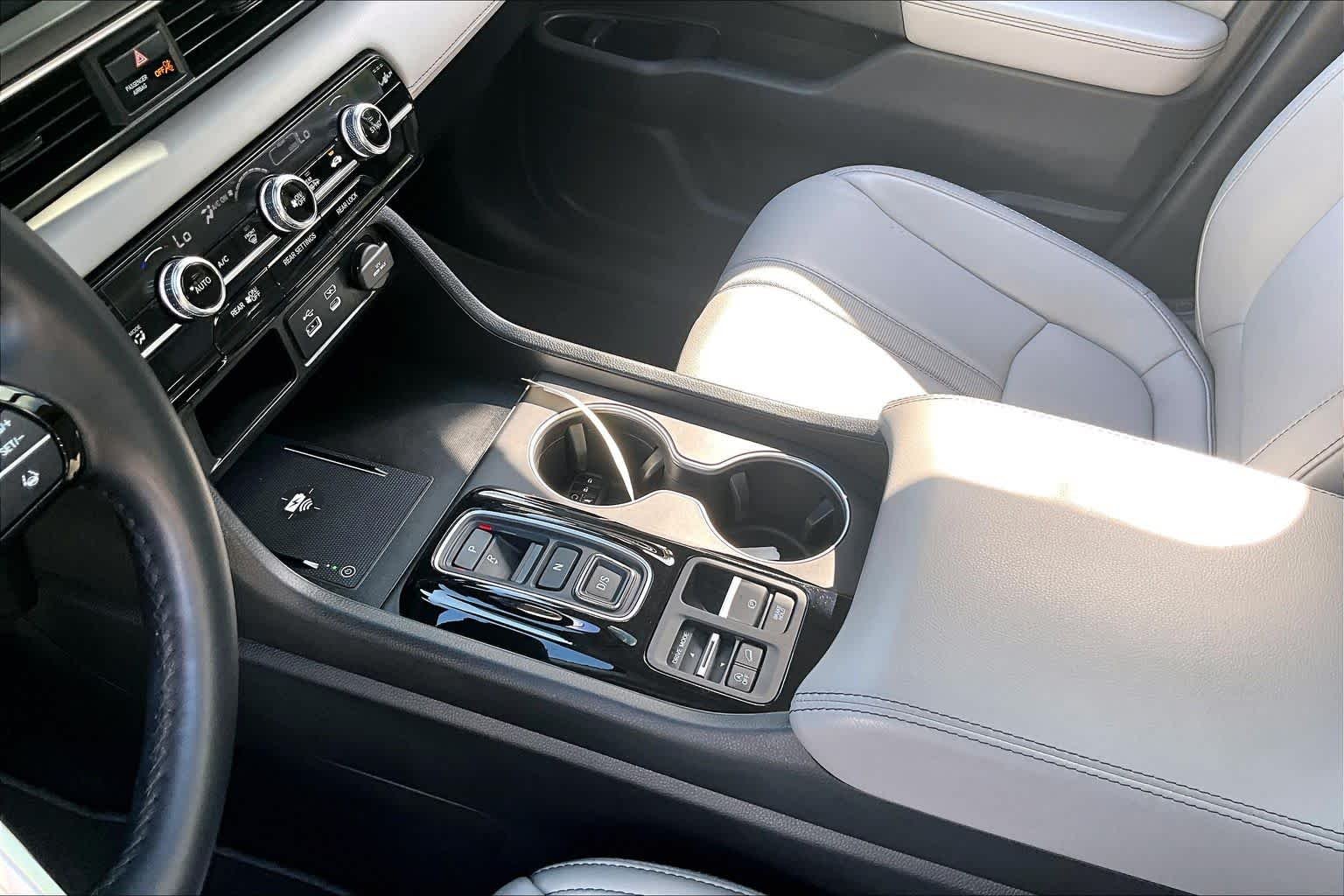 Used 2025 Platinum White Pearl Honda Touring image 17