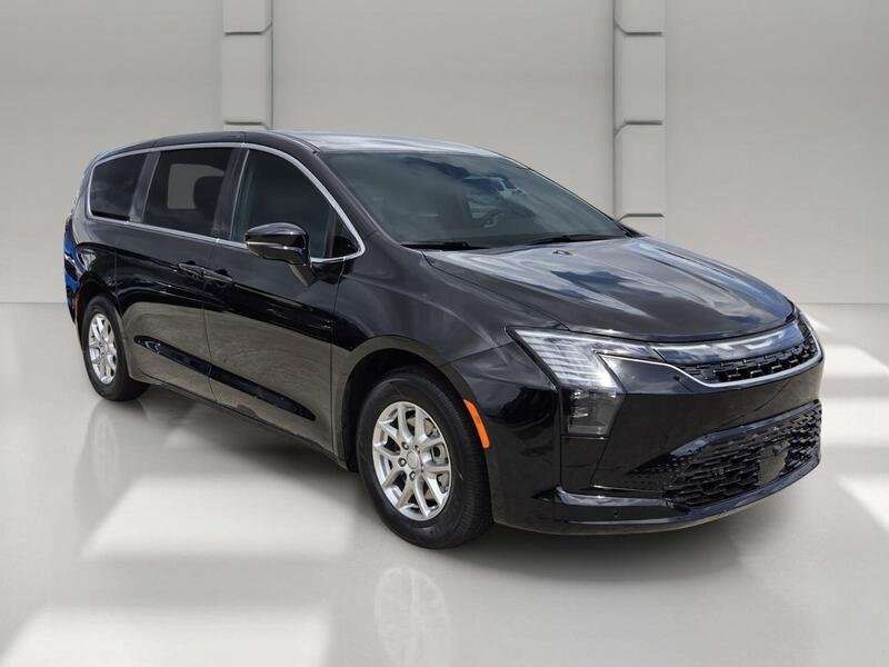 New 2027 Diamond Black Crystal Pearl-Coat Exterior Paint Chrysler SELECT FWD image 7