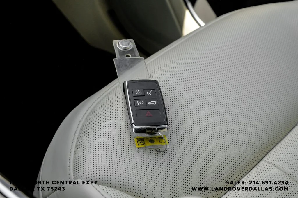 Used 2023 Hakuba Silver Metallic Land Rover SE image 59