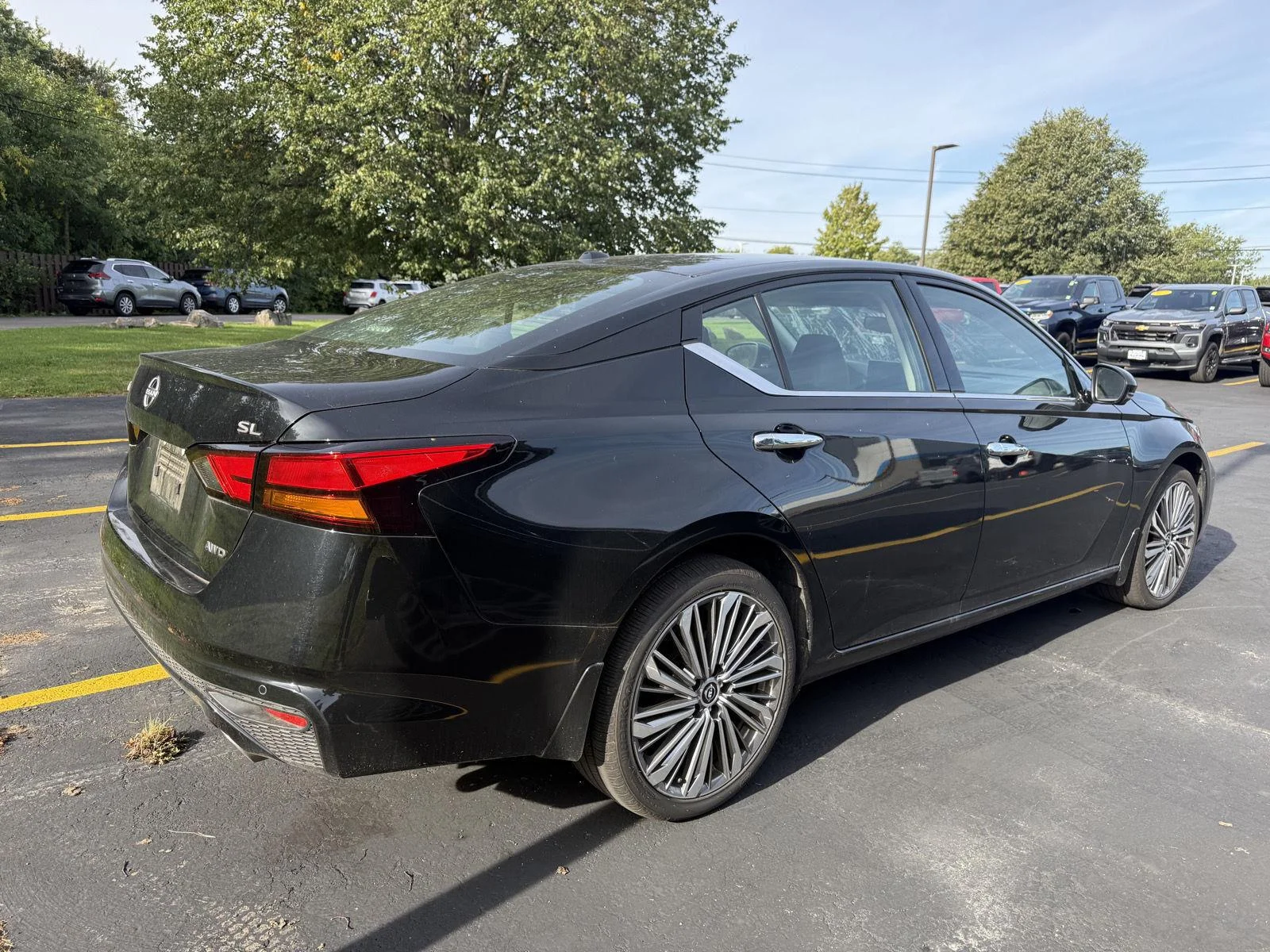 Used 2025 Super Black Nissan SL image 4