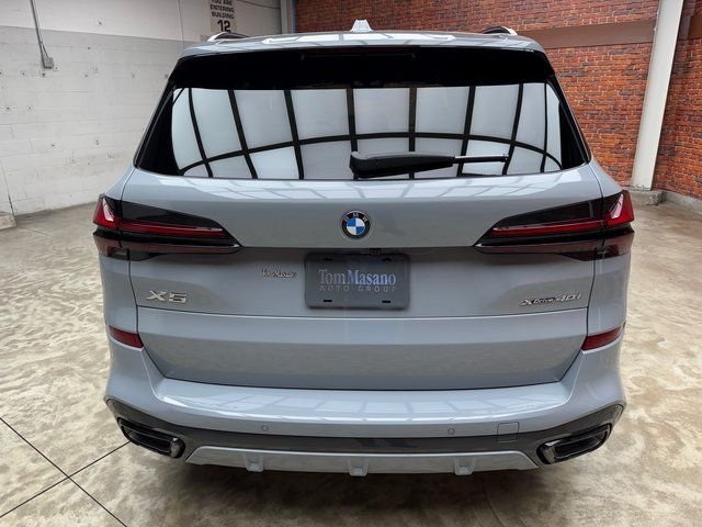 Used 2026 Gray BMW xDrive40i image 4