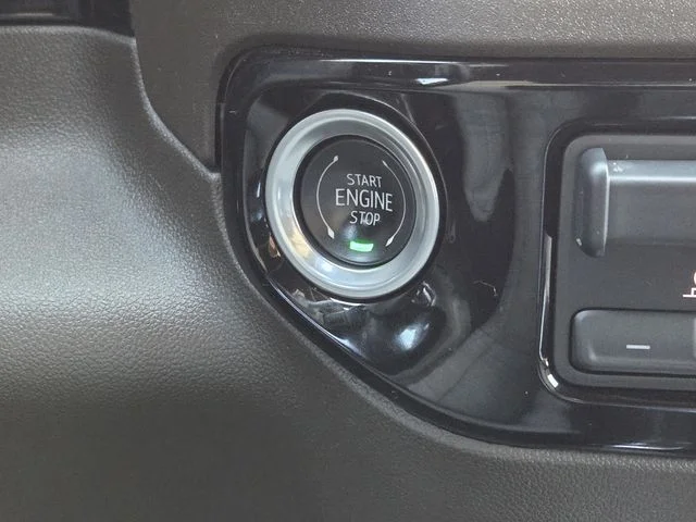 Used 2024 White GMC SLT image 17