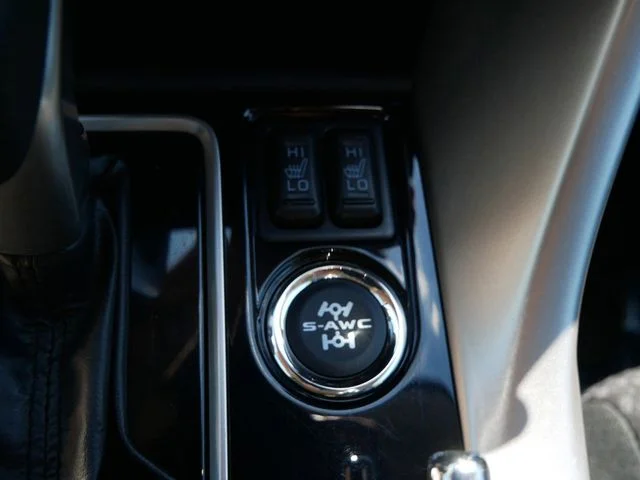 Used 2023 White Diamond Mitsubishi LE image 23