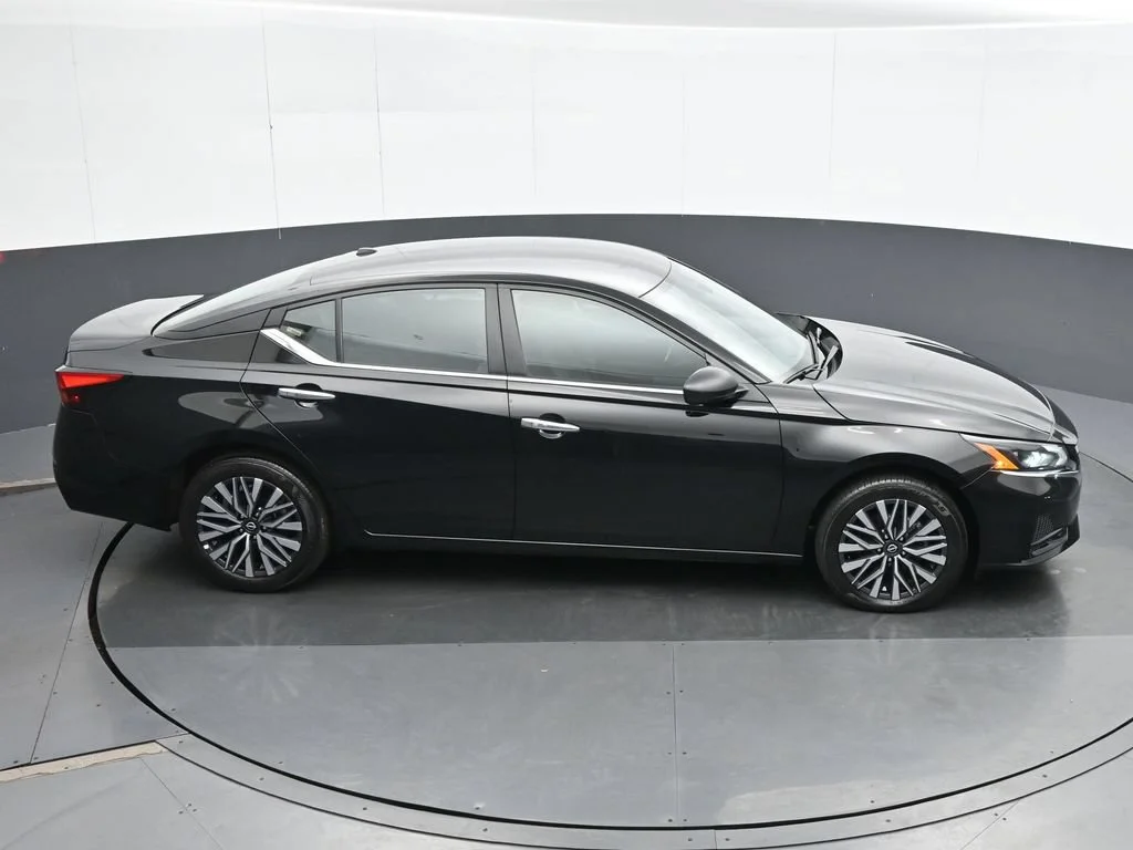 Used 2025 Black Nissan 2.5 SV image 22