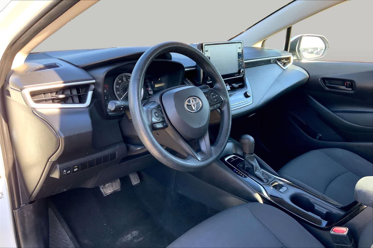 Used 2022 White Toyota LE image 17