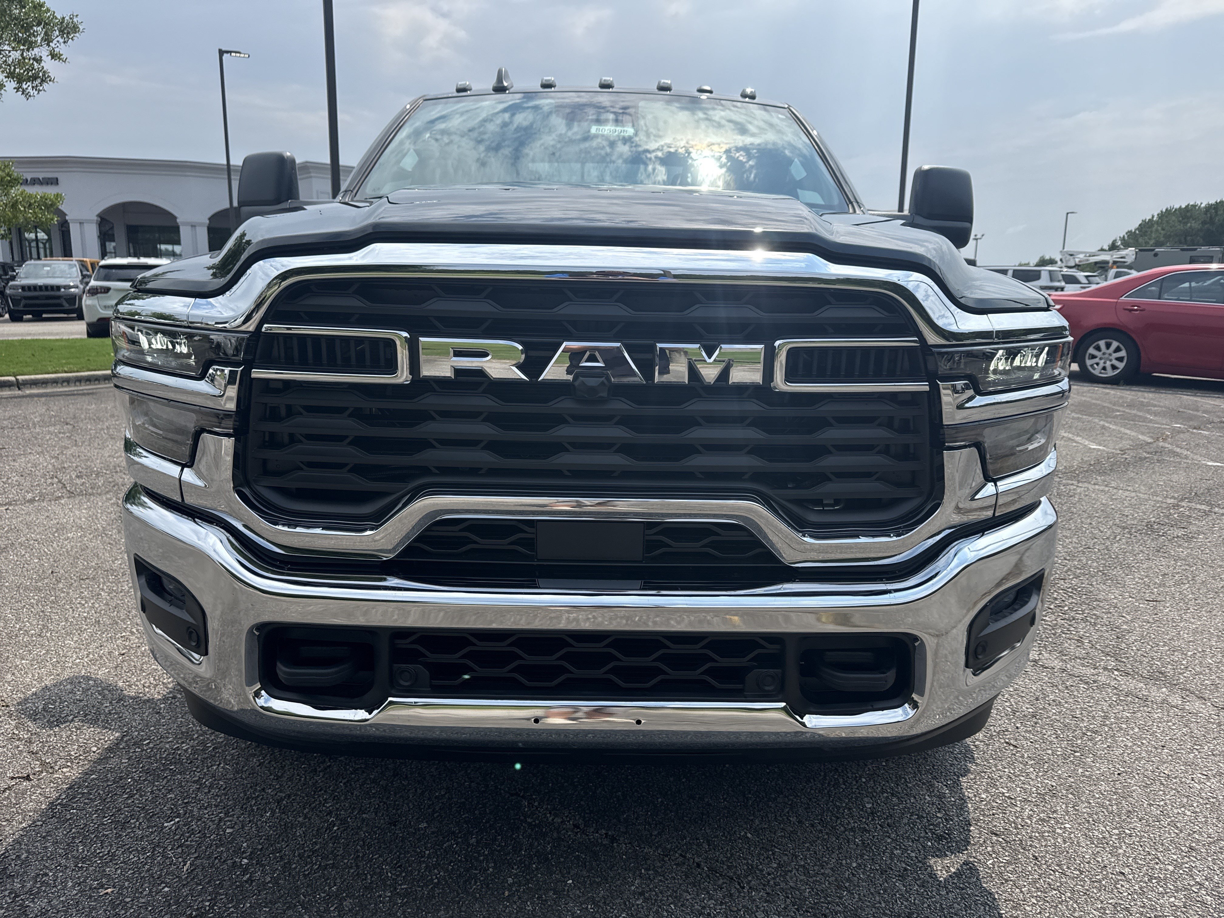 New 2026 Diamond Black Crystal Pearl-Coat Exterior Paint RAM Tradesman image 2