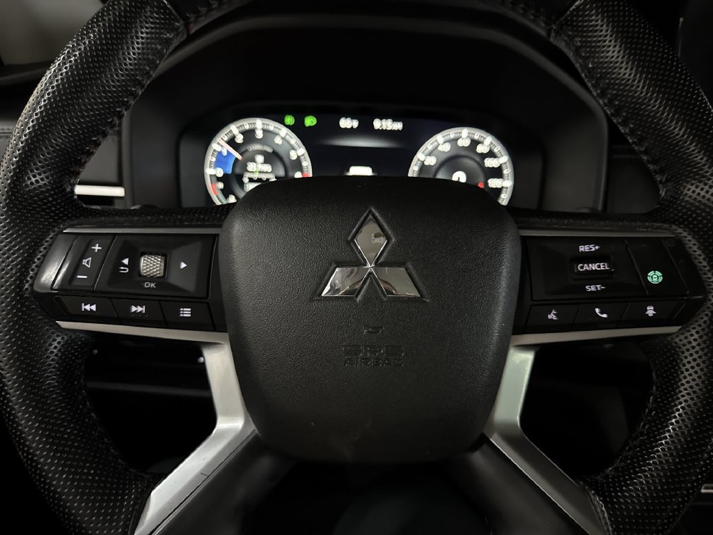 Used 2022 Gray Mitsubishi SE image 22