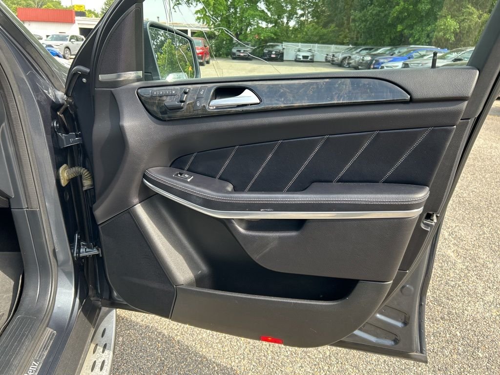Used 2014  Mercedes-Benz GL 550 image 24