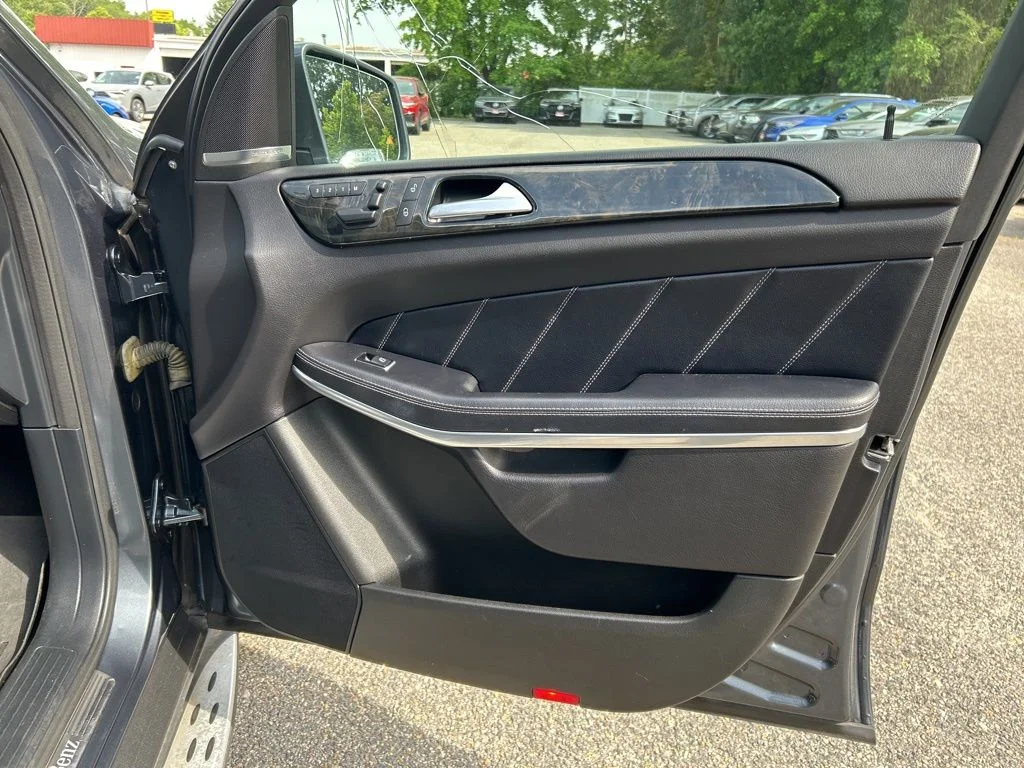 Used 2014  Mercedes-Benz GL 550 image 24