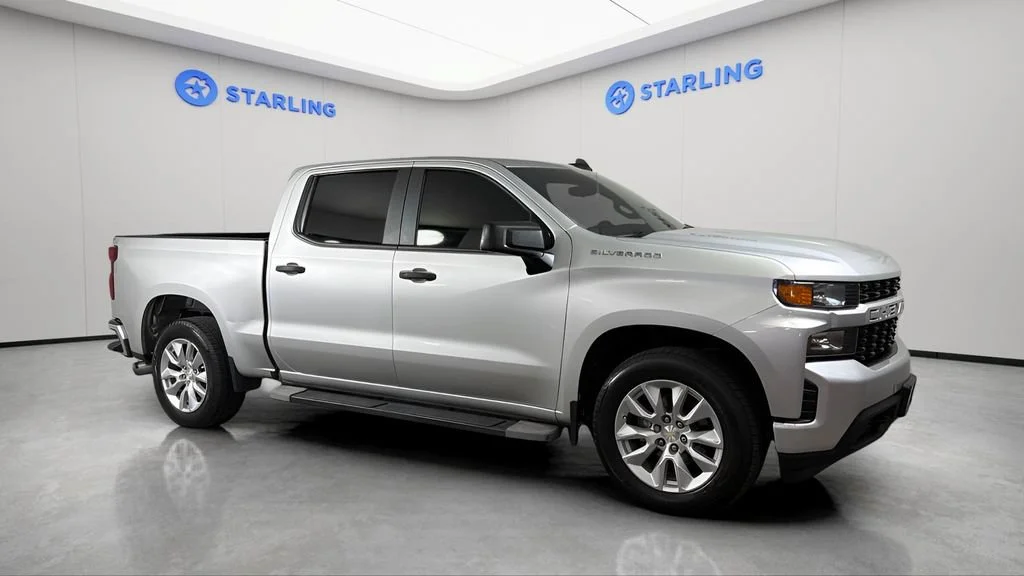 Used 2022 Silver Ice Metallic Chevrolet Custom image 13
