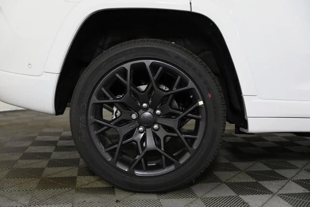 New 2026 Bright White Clear-Coat Exterior Paint Jeep Summit image 29