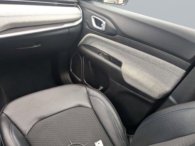 Used 2024  Jeep Latitude image 17