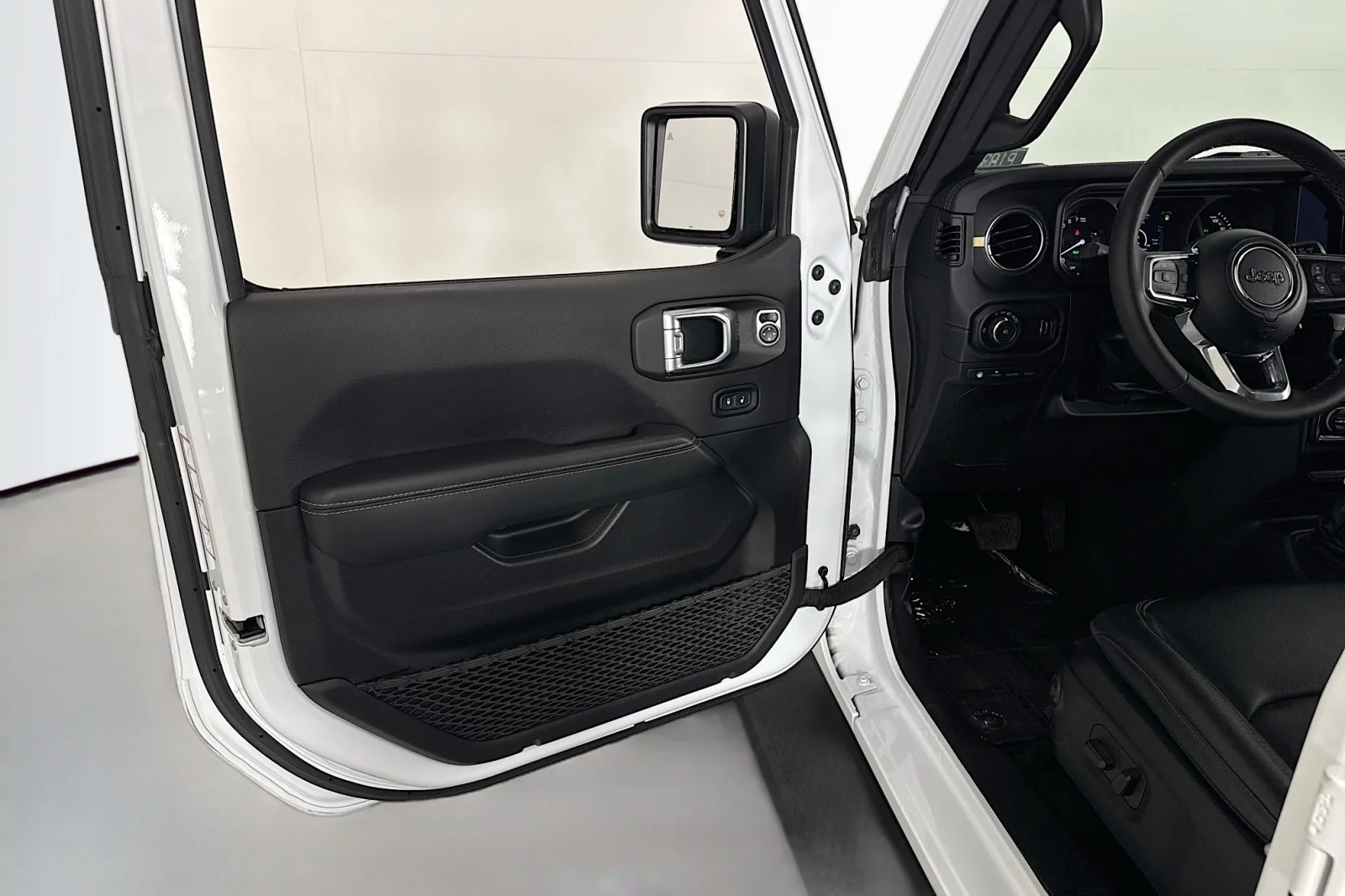Used 2024 BRIGHT WHITE Jeep Sahara image 20