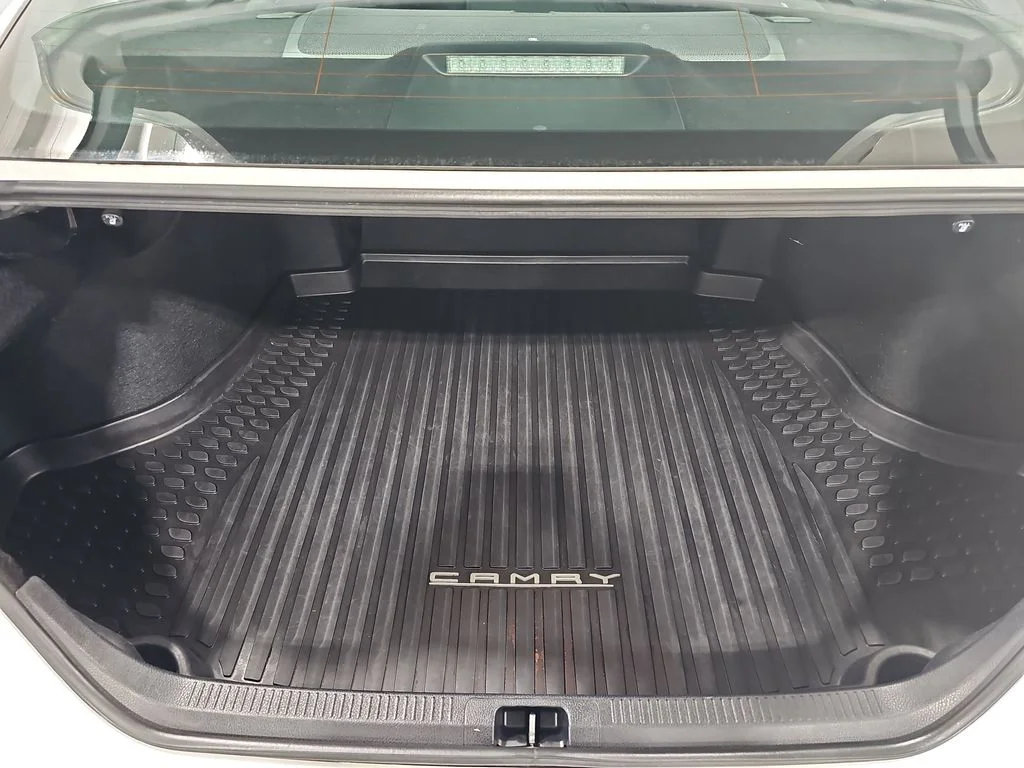 Used 2018 Beige Toyota XSE V6 image 14