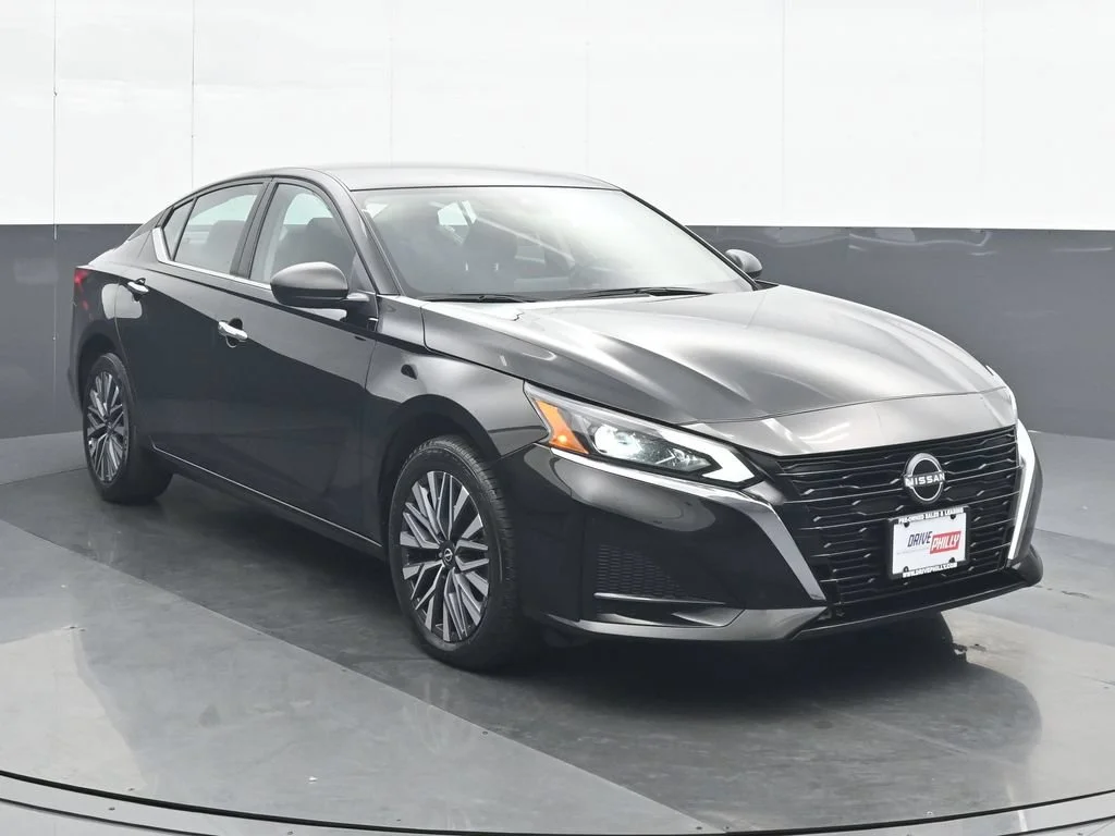 Used 2025 Black Nissan 2.5 SV image 9