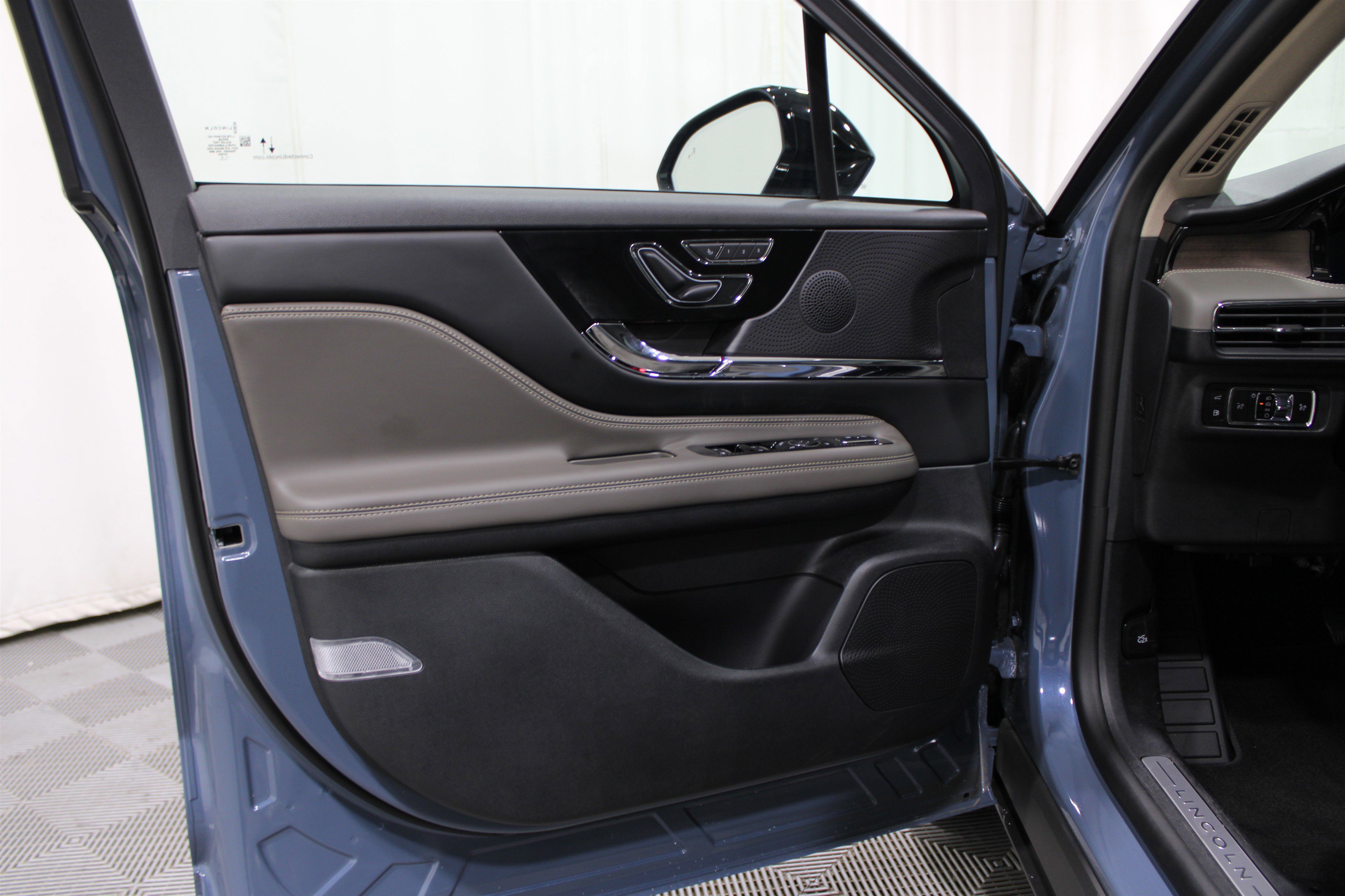 2025 Lincoln Corsair Grand Touring photo 3