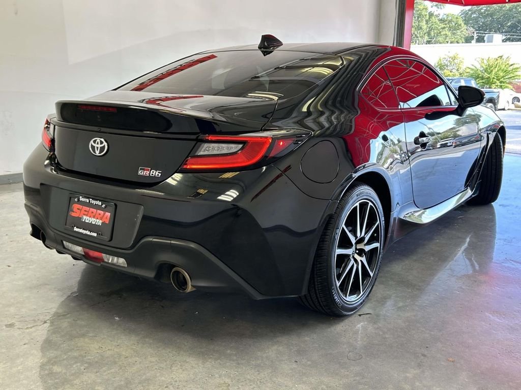 Used 2023  Toyota Base image 3