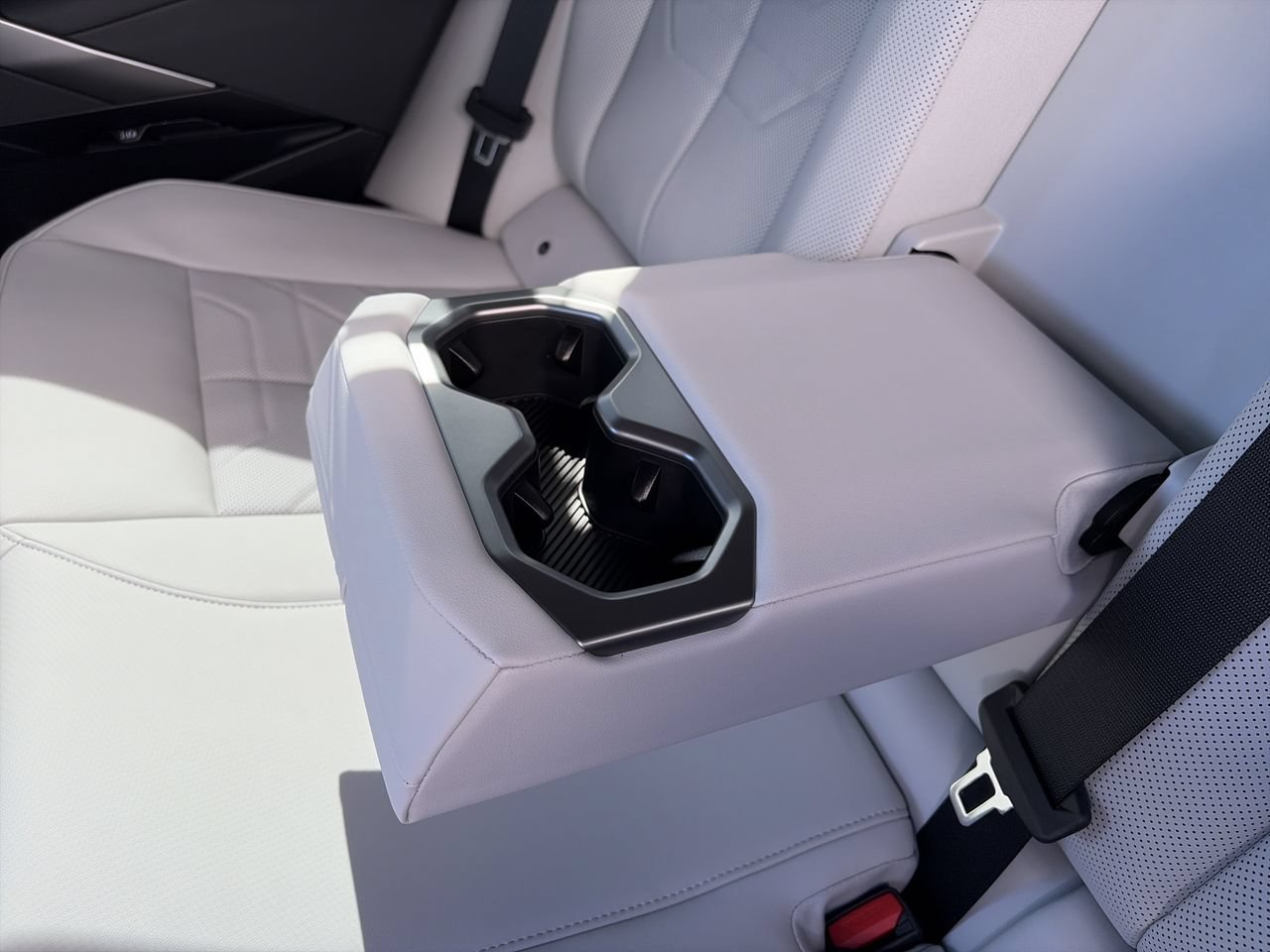 New 2027 Alpine White BMW 40 xDrive image 33