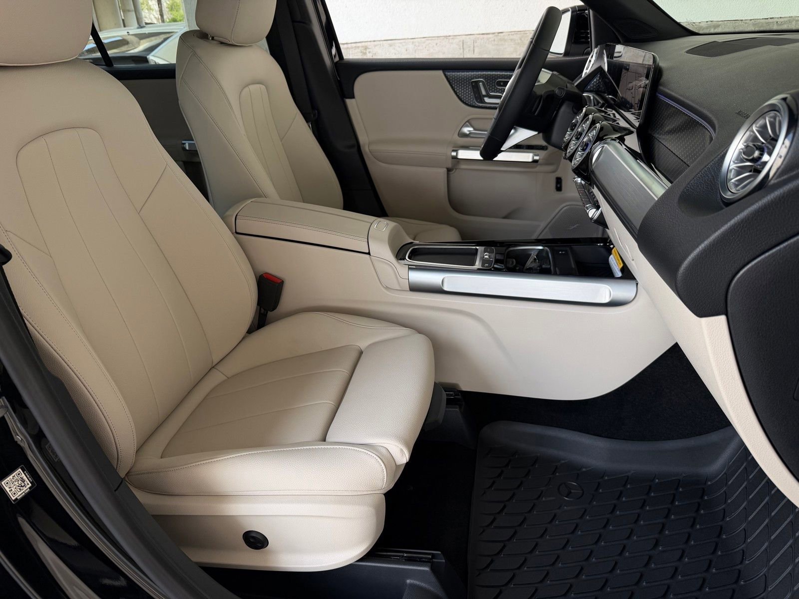 New 2026 Night Black Mercedes-Benz GLB 250 image 40