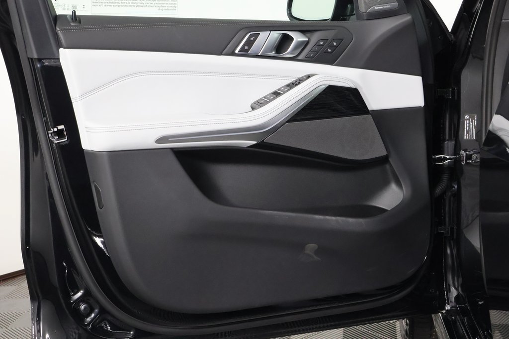 New 2026 Black Sapphire Metallic BMW xDrive40i image 7