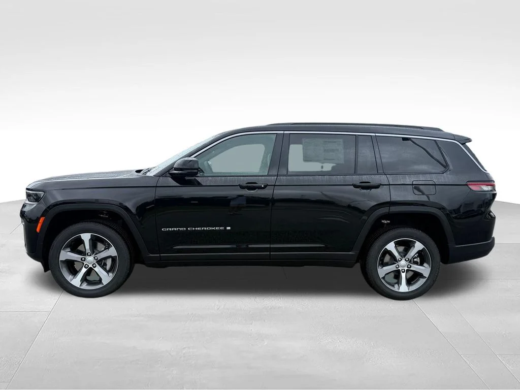 New 2026 Diamond Black Crystal Pearl-Coat Exterior Paint Jeep Limited image 2