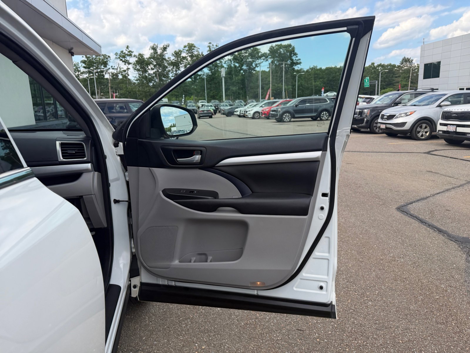 Used 2017 Blizzard Pearl Toyota XLE image 33