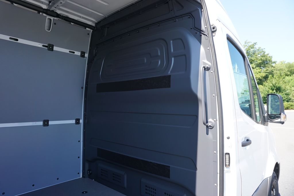 New 2026 Arctic+White Mercedes-Benz Cargo 170 WB image 27