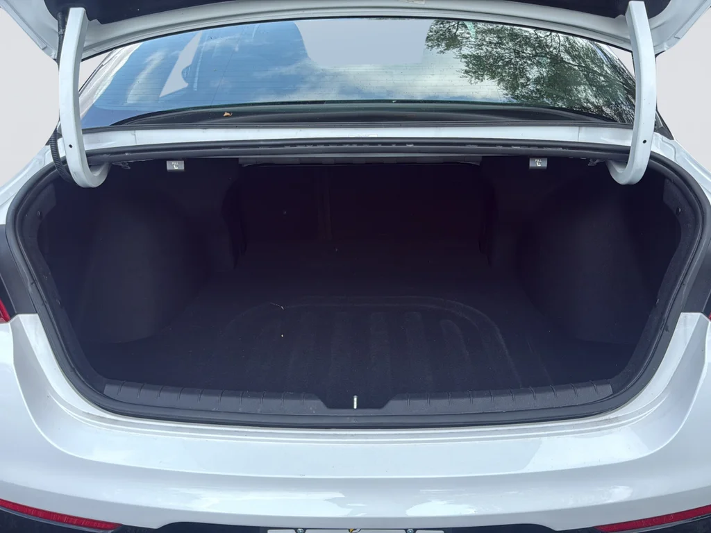 Used 2022 White Kia LXS image 35