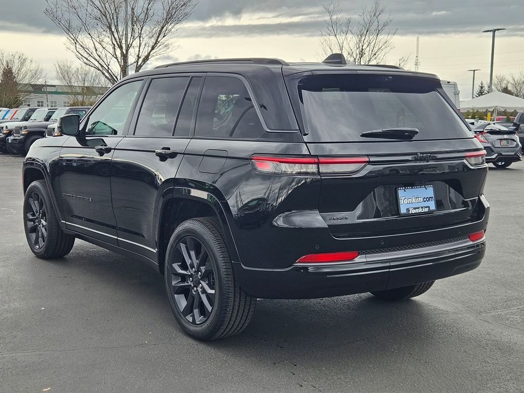 New 2026 Diamond Black Crystal Pearl-Coat Exterior Paint Jeep Limited Reserve image 4