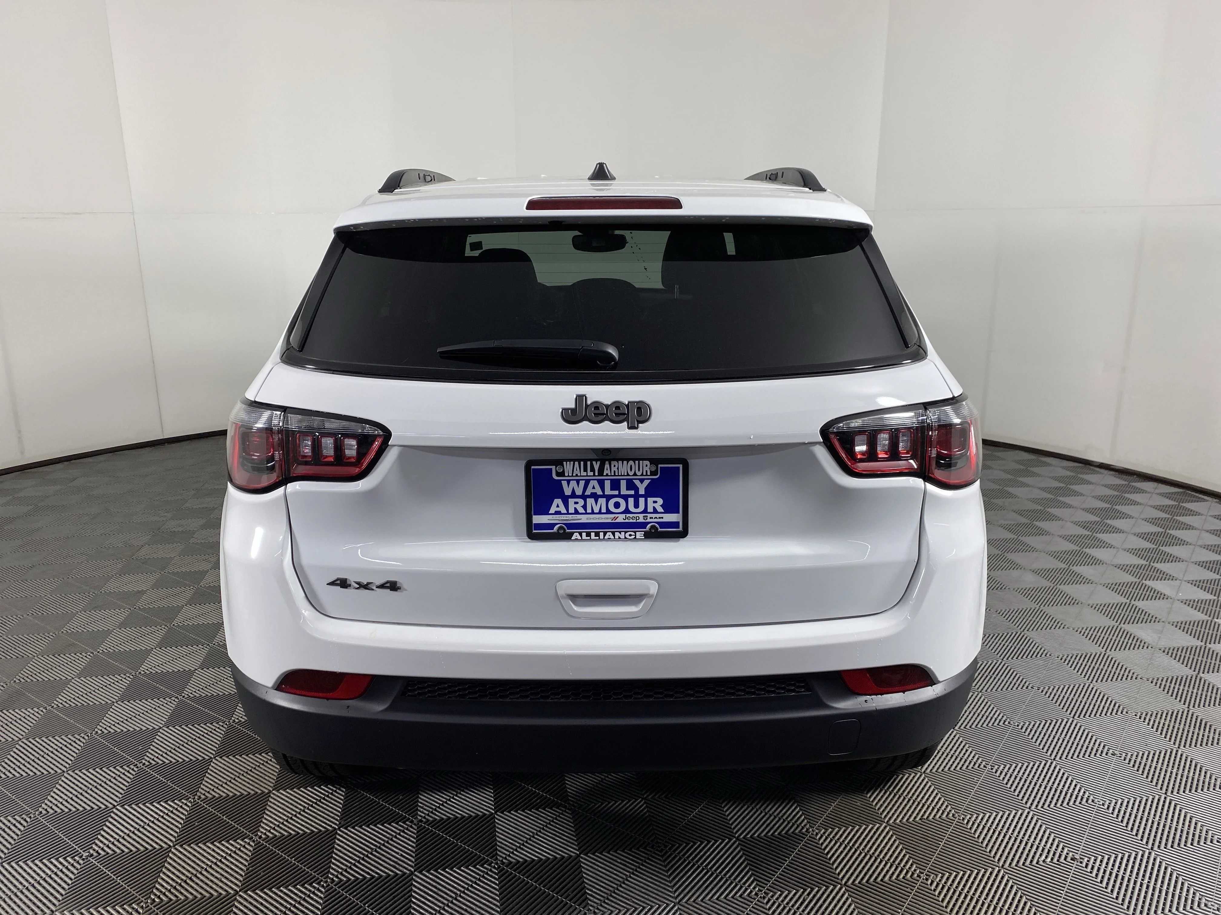 New 2026 Bright White Clear-Coat Exterior Paint Jeep Latitude image 7