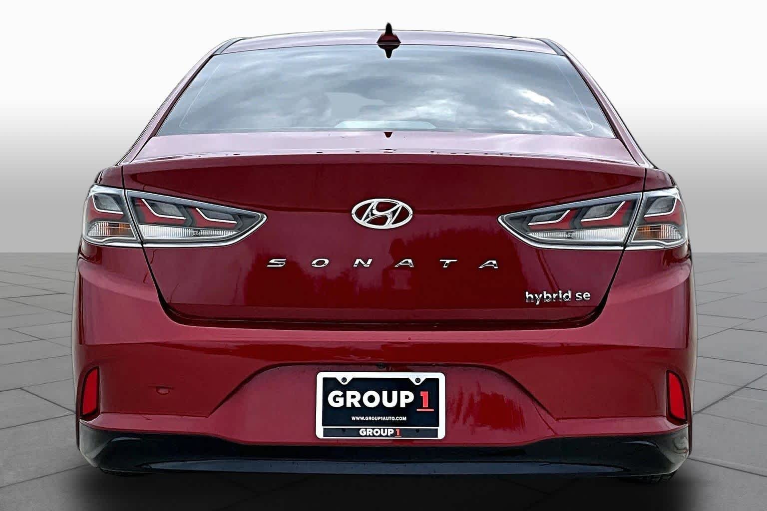 Used 2018 Cosmopolitan Red Hyundai SE image 5