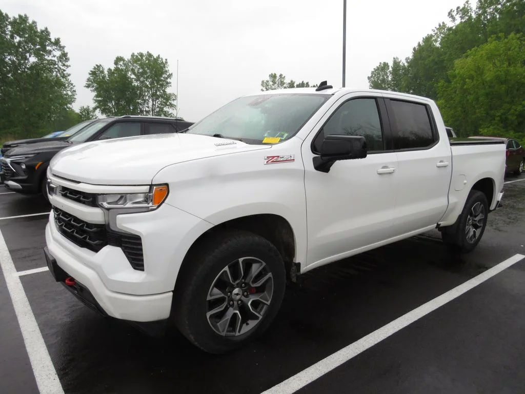 Used 2023 White Chevrolet RST image 9