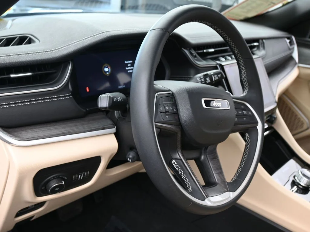 Used 2023 Baltic Gray Metallic Clearcoat Jeep Limited image 16