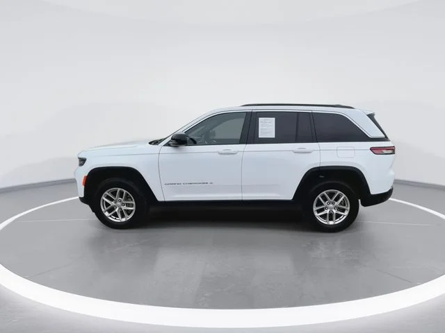 Used 2025 White/off-white Jeep Laredo X image 7