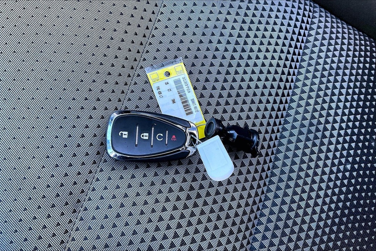 Used 2025 White Chevrolet LT image 30