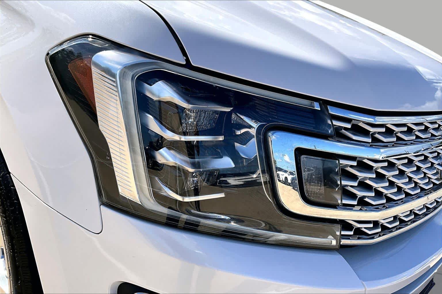 Used 2019 White Platinum Metallic Tri-Coat Ford Platinum image 27