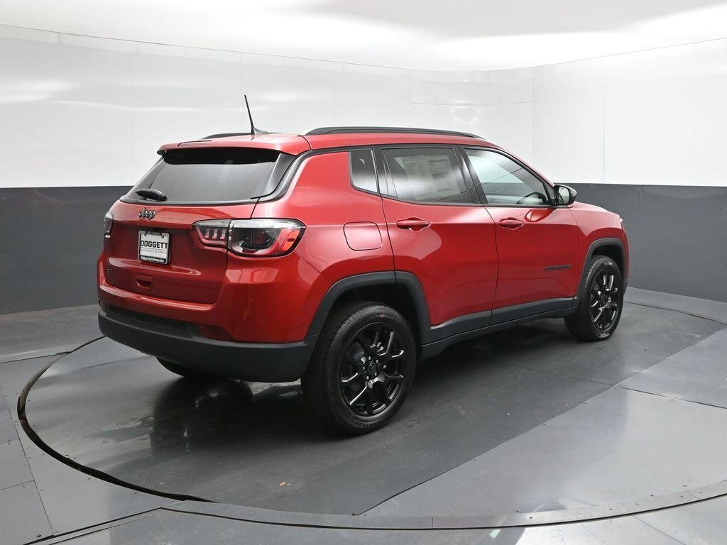 New 2026 Red Hot Pearlcoat Jeep Latitude image 8