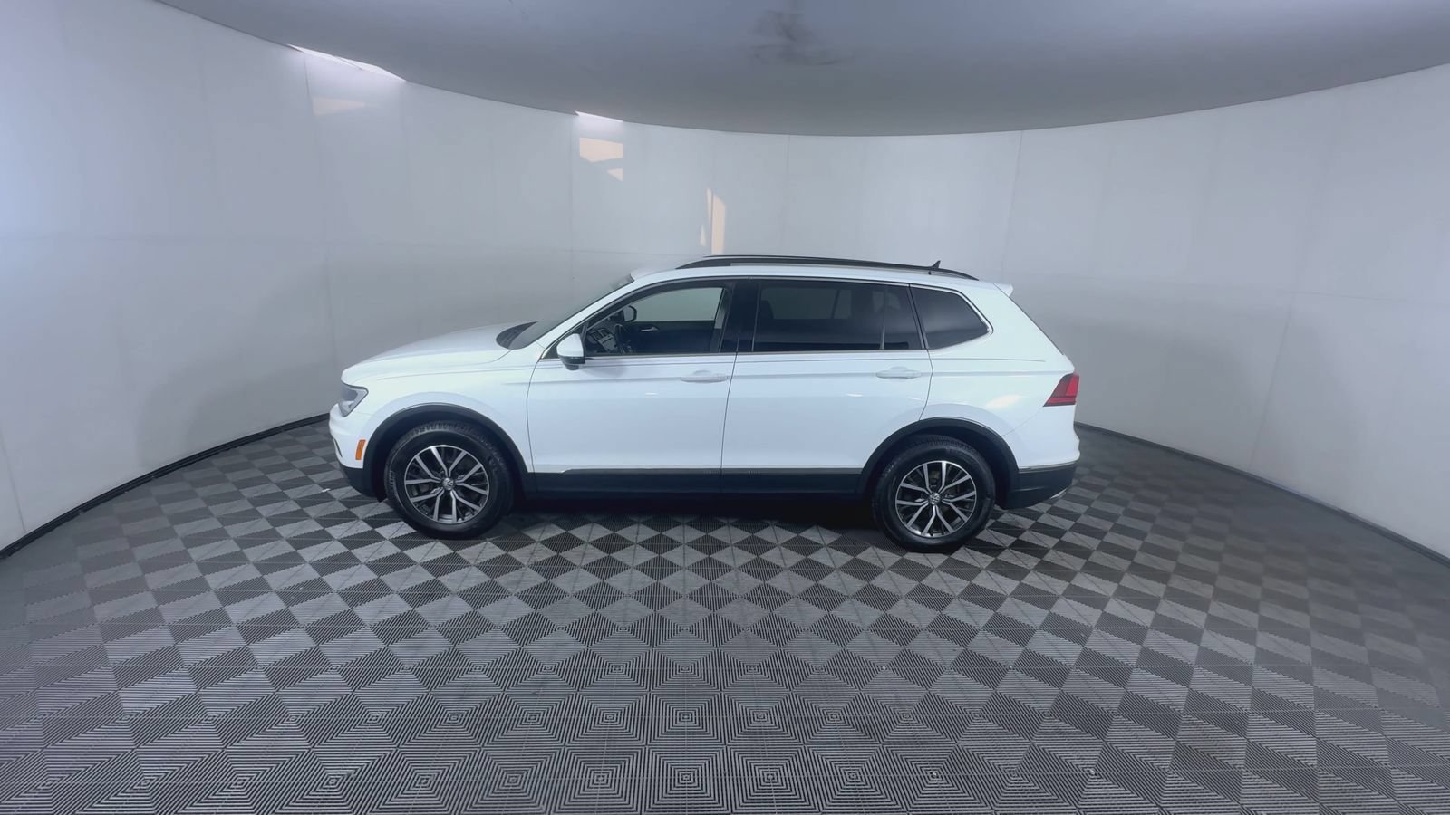 Used 2018 Pure White Volkswagen SEL image 4