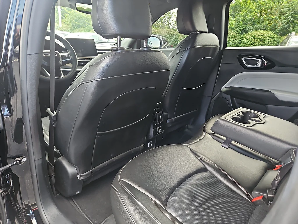 Used 2023 Diamond Black Crystal Pearl Coat Jeep Limited image 14