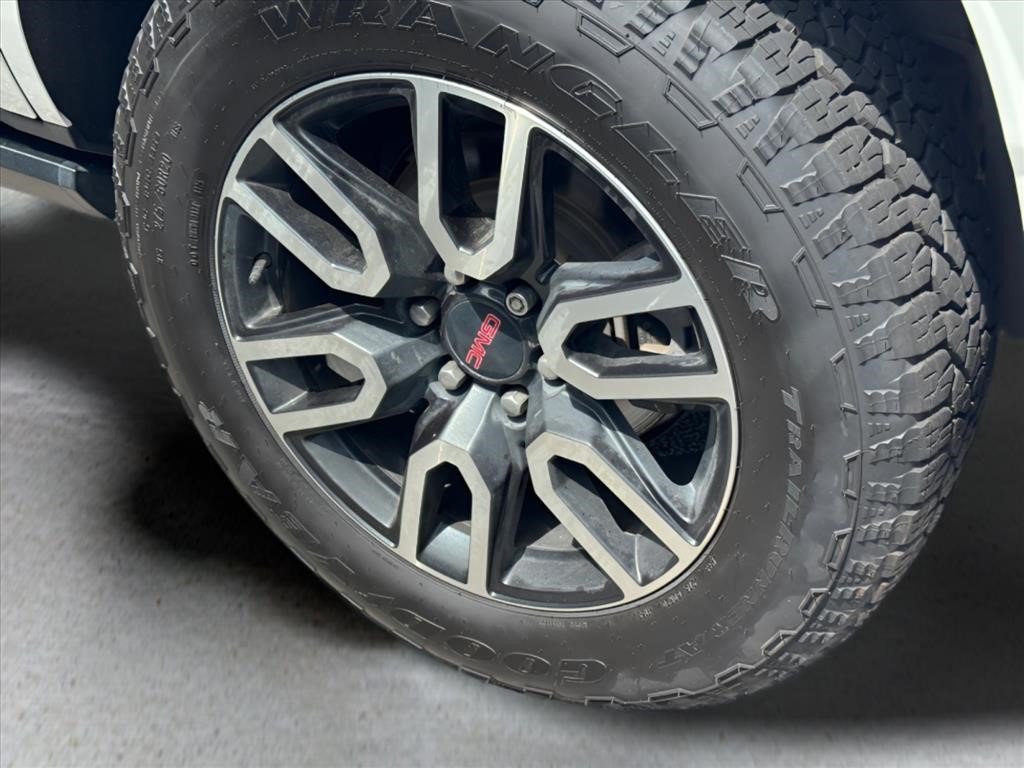 Used 2022 White Frost Tricoat GMC AT4 image 9