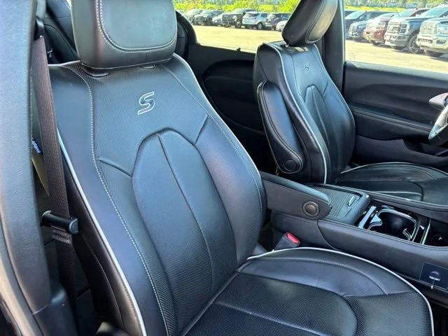 Used 2021 Black Chrysler Limited AWD image 25