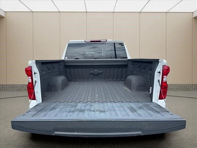 Used 2022 White Chevrolet Custom image 16